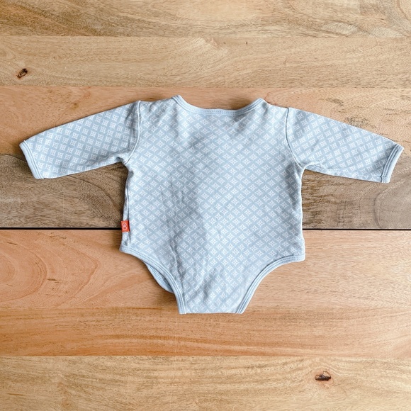 5 for $10 Magnificent Baby Magnetic bodysuit NB unisex - Picture 5 of 6